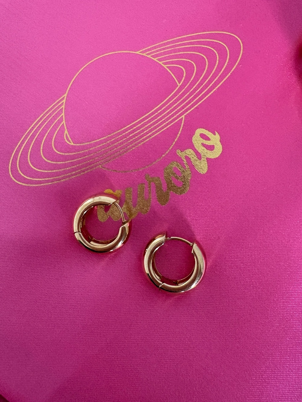 MEJURI CHUNKY HUGGIE HOOPS